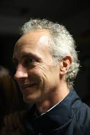 E' un uomo incapace di esprimere un pensiero senza offendere l'interlocutore. File Travaglio Marco 1 Jpg Wikimedia Commons