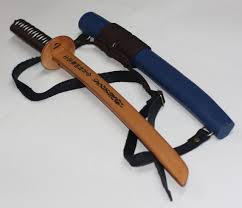 Damit du dich an die krümmung erinnerst, schneide in einem winkel von etwa 45° über der spitze (dünnes ende) von deinem schwert. Spielzeug Holz Katana Mit Lederscheide Samurai Schwert Etsy