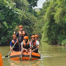  Belum Setengah Jalan Menyusuri Jaletreng Saya Sudah Terpesona Melihat Keindahan Nya Pohon Pohon Bambu Yang Menaungi Sungai Di Beb Berenang Pemandangan Sungai