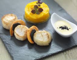 Seared Scallops With Truffle Shavings Butternut Squash Puree Creamy Sauce With Truffle Yessssss Truffe Recette Idee Recette Recette Saint Jacques