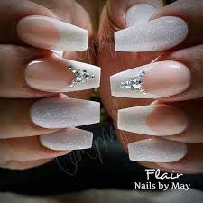 La mayor ventaja tanto de la mezcla del blanco y negro es que comúnmente los diseños más sofisticados que se puedan hacer están relacionados con las. Pin De Restivo En Nails Nails More Nails Unas Para Novia Unas Esculpidas Decoradas Manicura De Unas