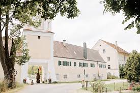 Jahrhunderts als privater wohnsitz errichtet, wurde es mitte des 19. Landhochzeit Auf Schloss Blumenthal In Rot Gelb Und Weiss Hochzeit Romantische Deko Hochzeit Location