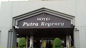 Otel kangar şehrinin ticari semtine çok yakın ve gua kelam recreational park'dan yürüyüş mesafesindedir. The Putra Regency Hotel Home Facebook