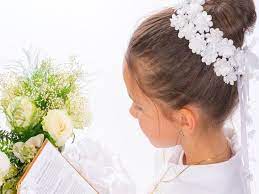 Le bambine specialmente amano portare i capelli lunghi e magari adornati da qualche piccolo fermaglio; Acconciature Prima Comunione Quali Sono Le Migliori