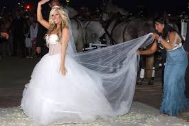 Jun 25, 2021 · caroline beil und ihr mann philipp sattler genießen einen abend zu zweit im restaurant. Daniela Katzenberger Fotos Ihres Wunsch Hochzeitskleides Gala De