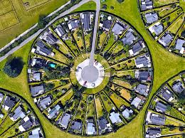 Fasilitas umum dan privat telah ditata secara cermat. Denmark S Utopian Garden City Built Entirely In Circles See Astounding Aerial Views Of Brondby Haveby Open Culture