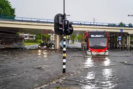Het noodweer liet even op zich wachten, maar rond 10 uur 's avonds ging het toch echt goed tekeer. Onweer Bliksem Windhozen Straten Ondergelopen Na Stortregen In Brabant Foto Bndestem Nl