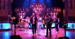 Peter heard the band live last year and ever since there has been talk about the streamers recording and backing for peter larsen. Huge Interest In Online Concert The Streamers Culture Netherlands News Live