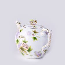 An arrangement of purple, blue and yellow roses brighten the face of the clock while a purple butterfly pendulum hangs below. Herend Royal Garden Green Teapot With Butterfly 606 0 17 Evict1 Scopelliti 1887