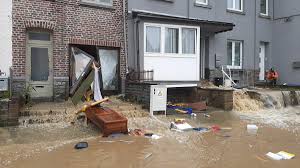 En plus de ce dispositif, des contrôles policiers ont eu lieu samedi soir. Canal C Television On Twitter Inondations A Namur Sur La Chaussee De Dinant Au Niveau De La Plante Des Torrents D Eau Traversent Les Maisons La Porte Fenetre De Cette Maison