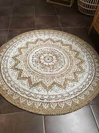 Teppichversand24 bietet viele designerteppiche, kinderteppiche,markenteppiche,orientteppiche,gabbeh teppiche und velourteppiche in vielen farben und formen. Teppich Glam Forest Jute O 100 Cm Natur Schwarz Kaufen Bei Obi