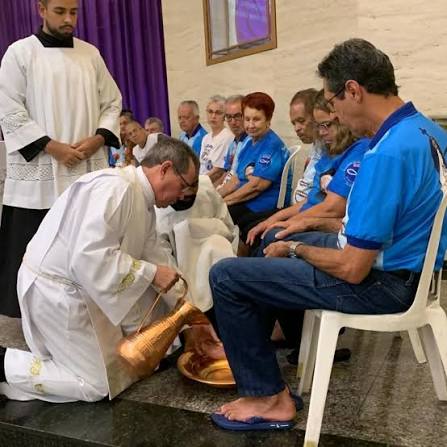 A importância do Lava-Pés na Igreja Católica é profunda e simbólica. Esse  gesto, que acontece tradicionalmente na Quinta-feira Santa, durante a Missa  da Ceia do Senhor, tem vários significados: 1. Gesto de