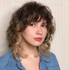 Tra i tagli capelli ricci si riconferma la tendenza del mullet anche per la primavera 2022, ideale per esaltare i capelli mossi e dare . Capelli Scalati Corti Sopra E Lunghi Sotto Il Ritorno Del Look Vintage Archzine It