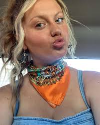 Ariel Peyton's Instagram, Twitter & Facebook