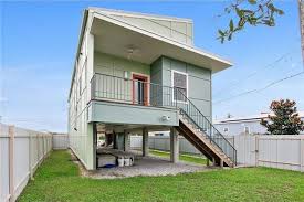 Brad Pitt Built A Tiny House In New Orleans That S So Cute It Hurts Tiny House Community Building A Tiny House Cheap Tiny House