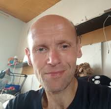 Ein beauftragter Frachtfahrer legte einen unplanmäßigen Stopp ein, um sich  in einem nahegelegenen Hotel auszuruhen, als die Munition und Granaten  entwendet wurden.