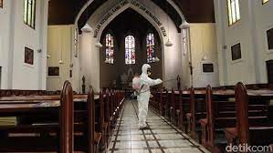 Gereja ini memiliki tempat duduk yang cukup banyak, didalam maupun diluar. Cegah Corona Gereja Katedral Bandung Disemprot Disinfektan