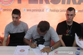 Sekretaris umum persiraja banda aceh mengatakan, musim ini persiraja rencananya akan kita sudah mengontrak 28 pemain, termasuk 4 pemain asing. Persiraja Resmi Rekrut Dua Pemain Asing Asal Brasil Dan Inggris Jpnn Com