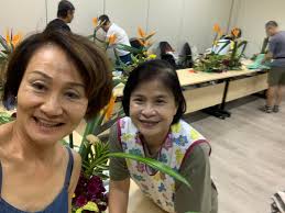 I watched the instructor and attempted to recreate the floral arrangement.  Yes, not as easy as I thought. Did u know that there's a colour chart to  help us choose the right