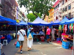 It specializes in specialty shops, and there are many shops in as christmas approaches, the entire gaya street becomes a christmas market. Gaya Street Sunday Market Kota Kinabalu Sabah Borneo