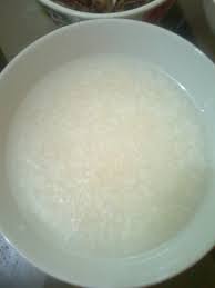 Menghindari gorengan dan makanan pedas, bahkan yang kamu anggap tidak pedas (karena belum tentu tubuh mu berkata demikian). Gambar Bubur Orang Sakit