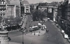 La Place De Clichy En 1952 L Immeuble Qui Abritera Le Pathe Wepler Inaugure En 1956 Sur Une Partie Du Terrain Rachete A La Vieux Paris Paris Lieux A Visiter