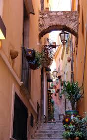 A sicília tem um clima mediterrânico, um dos melhores da europa com invernos suaves e húmidos e verões quentes e secos, devido ao siroco, que é um vento quente e seco, que sopra do norte da áfrica. Hd Wallpaper Sicily Italia Kamienica Italy Sicilia Monuments Holidays Wallpaper Flare