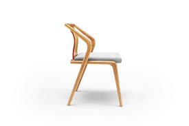 Coté couleurs, cette nouvelle collection fait honneur au vert kaki et le jaune moutard. Chaise Design En Bois Et Coussin Gris Dewarens