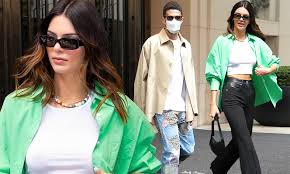 Kendall jenner was spotted during a night out with boyfriend devin booker at celeb hotspot the nice guy in los angeles on thursday, april 8. Kendall Jenner And Her Boyfriend Devin Booker Are Spotted Leaving The Four Seasons Hotel In Nyc Daily Mail Online