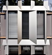 Inmitten Ubermachtiger Hochhauser Zu Bauen Kann Eine Herausforderung Fur Den Architekten Sein In Frankfurt Am Main Reagieren Die P Burohaus Architekt Fassade