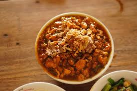 Pangsit daging ayam, udang, telur, sayur hijau, kol, tauge, dan bumbu pedas. 4 Beda Mie Ayam Yogyakarta Dan Jakarta Dari Rasa Hingga Kuahnya Halaman All Kompas Com