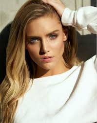 Kari Riley's Instagram, Twitter & Facebook