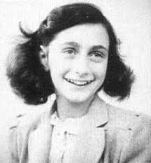 1942 metų birželį, savo tryliktojo gimtadienio proga, ana frank gavo raudoną užrašų knygelę ir nusprendė pradėti. Valstybinis Vilniaus Gaono ZydÅ³ Muziejus