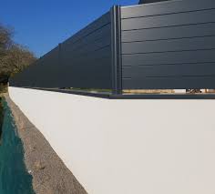 Si vous souhaitez construire un mur de clôture, mieux vaut vous renseigner sur les coûts que cela peut avoir. Clotures Id Paysages