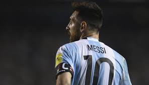 Sobre las franjas celeste se ven detalles blancos, como si se tratara de camuflaje. La Nueva Camiseta De La Seleccion Argentina Canal Showsport