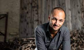 À 33 ans, le socialiste fait face au défi de la sortie de crise, mais aussi à. Accueil Mathias Reynard