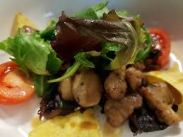 L'intérieur, avec ses murs de pierres apparentes, ainsi que l'accueil attentionné créent une atmosphère hautement. Restaurant La Table Des Cornieres Dans Agen
