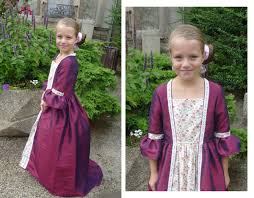 Deguisement De Marquise Violet Fleuri Et Guipure Ecrue Confection De Robe Robe De Mariee Deguisement