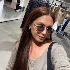 Miss Universe 2018 Catriona Gray and Miss Universe Philippines Ahtisa  Manalo were spotted talking to each other at an event. Both were batchmates  during Binibining Pilipinas 2018. Create your own dialogue between