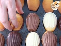 Madeleines Au Chocolat Pas A Pas Et En Video Recette Ptitchef Recette En 2020 Madeleine Chocolat Recette Madeleine Moelleuse Recette