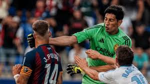 إيقاف حارس مرمى ريال سرقسطة 13 مباراة بعد "اللكمة"