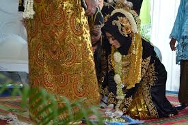 Tapi, sekarang lebih modern dan dipadukan dengan perkembangan. Upacara Adat Jawa Temu Panggih Pinanganten Lasmicika