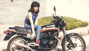 神戸大学時代、KAWASAKIバイクに跨っている高市早苗の写真