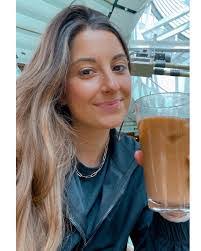 Laura Signore's Instagram, Twitter & Facebook