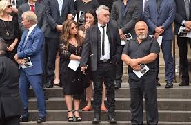 Find the perfect jimmy barnes stock photos and editorial news pictures from getty images. Grosse Trauer Um Den Verstorben Gitarristen Malcolm Young Stuttgarter Zeitung