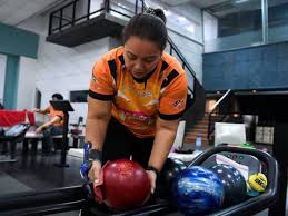 Susahnya main bowling cocah ngapak main bwoling lucu buat temen bantu suportnya iya dengan cara subscribe chanel ini trimakash. Tiada Diskriminasi Atlet