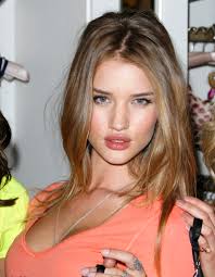 Voir plus d'idées sur le thème cheveux, cheveux châtains, cheveux mèche caramel sur cheveux châtain? Les Cheveux Chatain Clair De Rosie Huntington Whiteley Indemodable Le Chatain Clair Illumine Les Cheveux Des Stars Elle