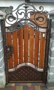 15 Brilliant Shadow Box Fencing Gate Ideas In 2020 Tor Design Holztor Steinmauer Garten