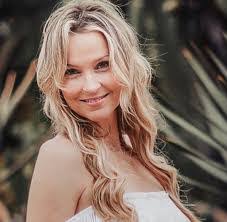 Jana Tipton's Instagram, Twitter & Facebook