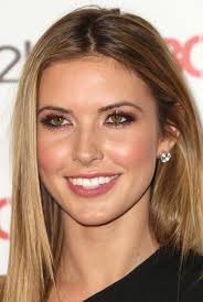 This palette of eyeshadow goes well with a brunette, blonde hair colors. Best Hair Color For Hazel Eyes And Hazel Brown Green Pale Skin Warm Skin Tones Red Hair Color